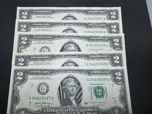 lot 98 image: Five Sequential Two Dollar Bills