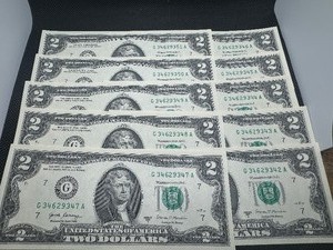 lot 100 image: Ten Sequential Two Dollar Bills