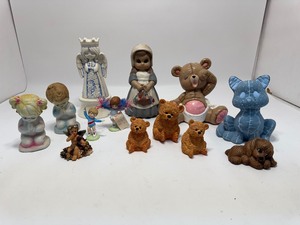 lot 10 image: Figurine Things