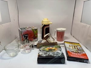 lot 23 image: Serving Things