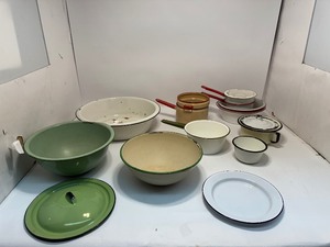 lot 36 image: Vintage Pots