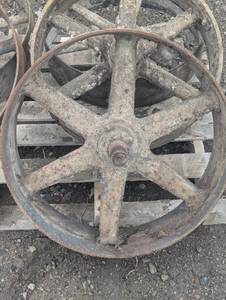 lot 73 image: Extreme 24 Iron WheelPully - Table Base or Ag Implement