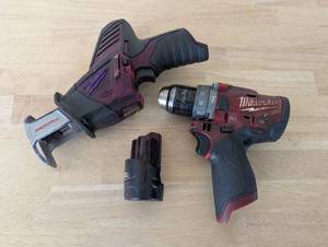 lot 7 image: Milwaukee M12 Combo - Hacksaw, Hammer Drill, Battery