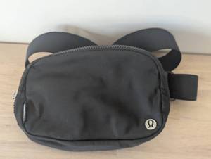 lot 33 image: lululemon Athletica Everywhere Belt Bag - Black