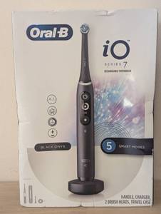 Oral-B iO Series 7 Electric Toothbrush with 2 Brush Heads