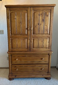 lot 18 image: Vintage Oak Armoire