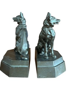 lot 213 image: Pair of Dog Figurine Book Ends