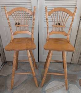 lot 88A image: Pair of Oak Swiveling Bar Stools