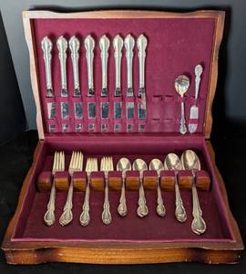 lot 193 image: Vintage Rogers Bros. Silver Plated Flatware Set