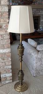 lot 194 image: Vintage Brass Floor Lamp