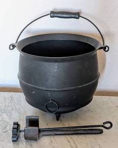 lot 195 image: Vintage Cast Iron Kettle