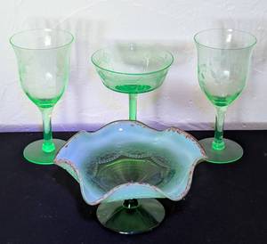 lot 199 image: Vintage Opalescent and Uranium Glassware