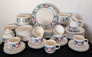 lot 203 image: Pfaltzgraff Arbor Vine Dish Set