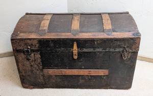 lot 144A image: Vintage Wood Steamer Trunk