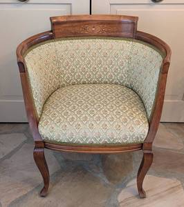 lot 21 image: Vintage Upholstered Walnut Tub Chair