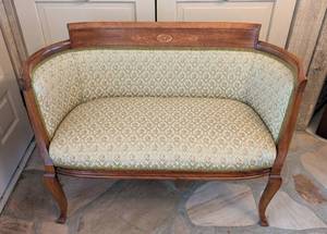 lot 22 image: Beautiful Upholstered Vintage Settee