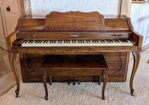 lot 8 image: Baldwin Upright Piano