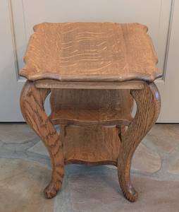 lot 26 image: Petite Quarter Sawn Oak Side Table
