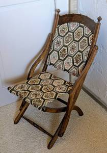 lot 11 image: Vintage Tapestry Upholstered Folding Chair
