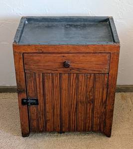 lot 104 image: Small Antique Wood Dry Sink
