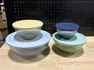 4 Set Pyrex Glass Bowls with Lids