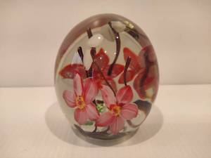 lot 50 image: Vintage Gorgeous Designs Glass Floral Paperweight