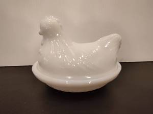 lot 62 image: Hazel Atlas Milk Glass Nesting Hen