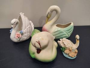 lot 123 image: Vintage Lot of SwansDuck