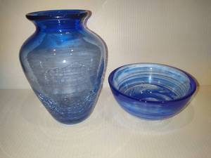 lot 59 image: Cobalt Blue Crackled Vase & Swirl Bowl