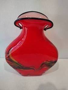 lot 16 image: Unique Vibrant Red Glass Vase