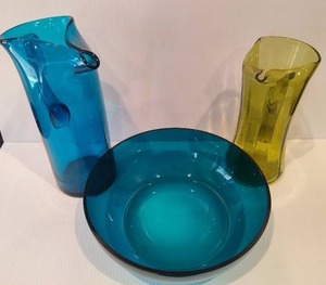 lot 17 image: Vintage Glass Pitchers & Glass Bowl