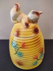lot 2 image: Vintage 1950s Cat on a Beehive Cookie Jar