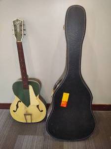 lot 136 image: Silvertone Guitar  Case