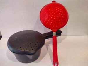 lot 87 image: Pampered Chef Microwavable Steam CookerStrainer  Silicone Strainer