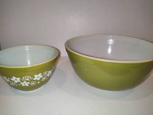 lot 11 image: Vintage PYREX Olive Green Mixing Bowls