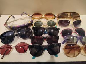 lot 132 image: Lot #2 Vintage Womens Sunglasses
