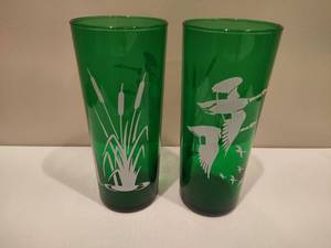 lot 81 image: Two Vintage Anchor Hocking Forest Green CattailGeese Glasses