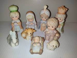 lot 103 image: RUSS BERRIE & Co 9pc Miniature Ceramic Nativity Scene