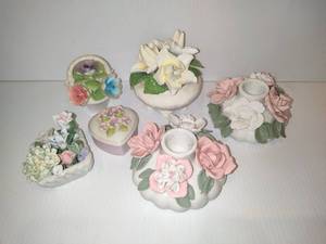 lot 65 image: Delicate Ceramic Flower Decor & Candle Holders
