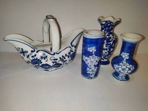 lot 84 image: Seymour Mann Vienna Woods Blue Onion Basket  Three Vases