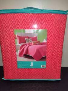 lot 117 image: Twin Pink ComforterCoverlet New