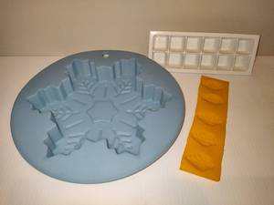 lot 88 image: Silicone Molds & Mini Ice Tray