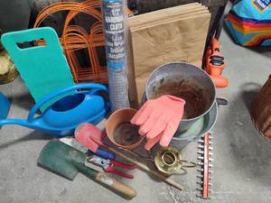 lot 98 image: Lot of GardeningPruning Items