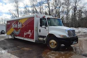 lot 15 image: 2005 INTERNATIONAL 4300 DT466 BEVERAGE STRIGHT TRUCK