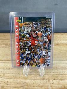 lot 44E image: 1992-93 Upper Deck International Italian Michael Jordan #453 T