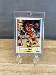 lot 5 image: WOW 1990 Fleer Akeem Olajuwon Autograph NBA Basketball #73 C
