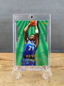 lot 18 image: 1997-98 Fleer Kevin Garnett Tower of Power Blue Insert Die Cut #4 T