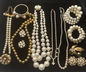 lot 8 image: Vintage Faux PearlBeads and Gold Tone Lot 11PC