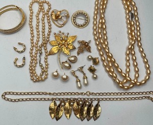 lot 15 image: Pearl and Gold Tone Jewelry Large Lot of 13 PC