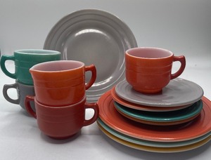 lot 18 image: Vintage Hazel Atlas Moderntone Little Hostess 1950s Childrens Tea Set Dishes 13 PC